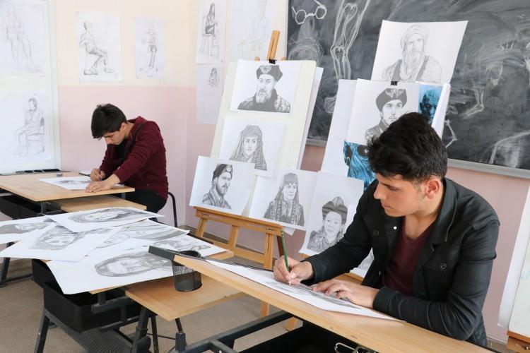 <p>Aktekin'in tavsiyesi üzerine iki yıl önce girdikleri sınavda elde ettikleri birincilik ve üçüncülük ile Şırnak Güzel Sanatlar Lisesinde okumaya hak kazanan iki genç, okuldan arta kalan zamanlarında resim çiziyor.</p>

<p> </p>

