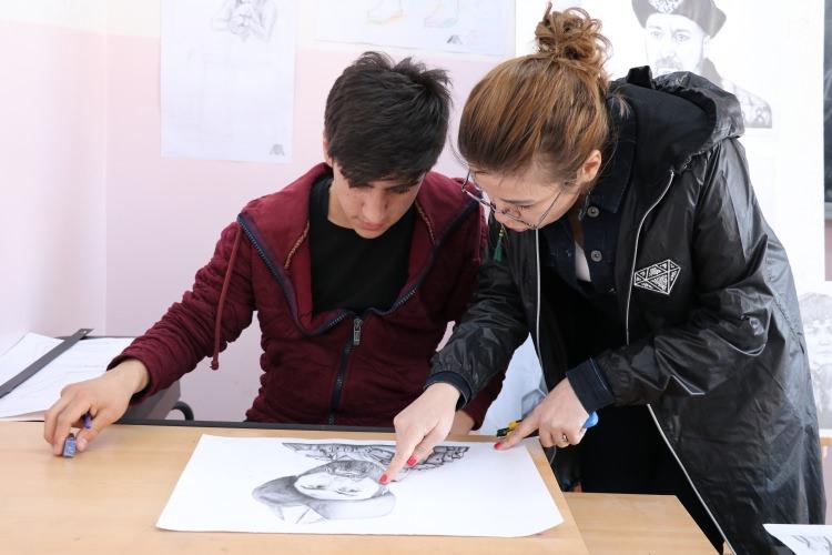 <p>Kuzenlerin en büyük hayali kara kalem portrelerini çizdiği oyuncularla tanışabilmek.</p>
<p> </p>