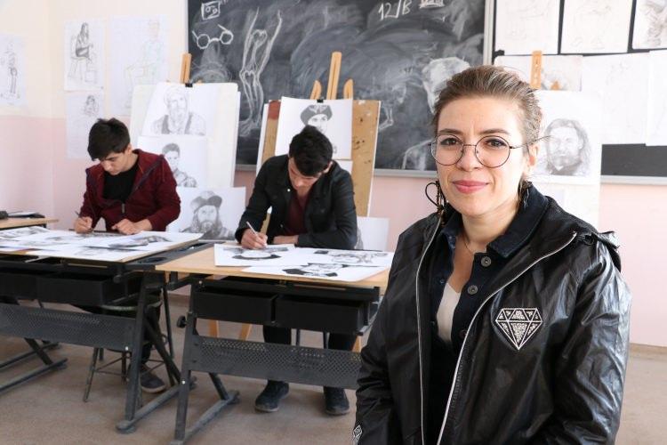 <p>Diriliş Ertuğrul dizisini çok sevdiklerini ifade eden Akdoğan, bu nedenle oyuncularının resmini çizmek istediklerini belirtti. Bu çalışmayı görenlerin çok beğendiğini, kendi resimlerini de çizmelerini isteğini dile getiren Akdoğan, çalışmayı severek sanatseverlerin beğenisine sunduklarını aktardı.</p>

<p> </p>
