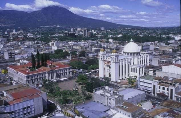 <p>El Salvador: En az polis</p>
