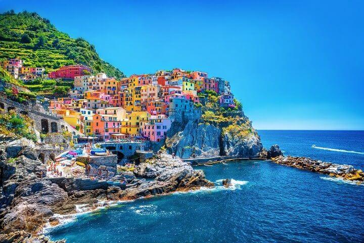 <p><strong>Manarola, Cinque Terre</strong>, <span style="color:#800080"><strong>İtalya</strong></span></p>
