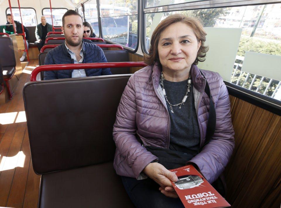 <p>En genç yolcu Hami Durmuş da Beşiktaş'a her gün aynı hattaki otobüsle gittiğini anlatarak, ''Ama ilk defa böyle bir otobüse denk geldim, keyif aldım. Eski Yeşilçam filmlerini hatırlattı bana. Onları çok izlerim. Ben eskiyi çok bilmem ama bir şeyler anımsattı bana.'' dedi. </p>