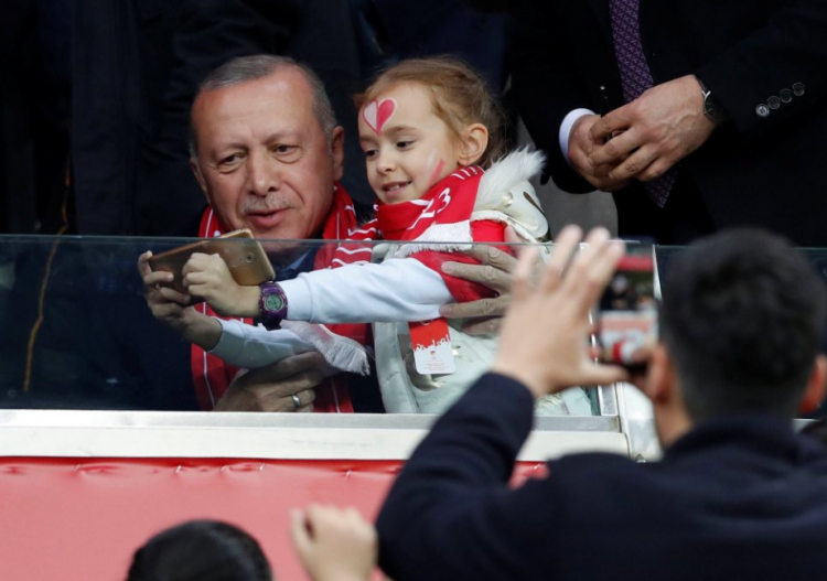 <p>Cumhurbaşkanı Recep Tayyip Erdoğan minik bir taraftarla selfie çekti</p>
