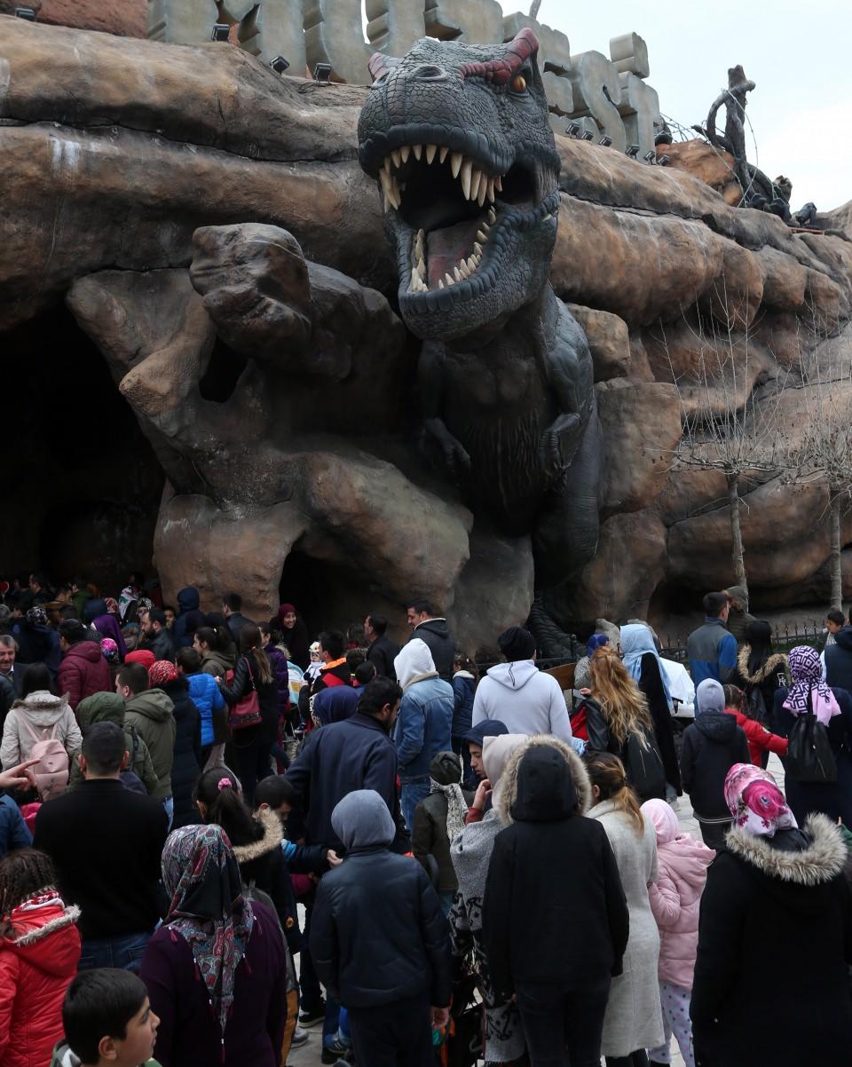 <p>Wonderland Eurasia Genel Müdürü Cem Uzan, AA muhabirine yaptığı açıklamada, "20 Mart'ta Cumhurbaşkanı Recep Tayyip Erdoğan'ın açılışını gerçekleştirdiği ve 31 Mart'a kadar ücretsiz olan Wonderland Eurasia'da 1 milyon 700 bin misafiri ağırladık." dedi.</p>
<p> </p>
