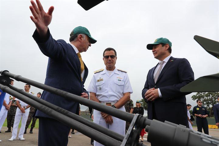 <p>Ganier ve Bassoli'ye, Türkiye'nin Brasilia Büyükelçisi Murat Yavuz Ateş eşlik ederken, TUSAŞ Kurumsal Pazarlama ve İletişim Başkanı Tamer Özmen, T129 Atak helikopteri hakkında bilgi verdi.</p>

<p> </p>
