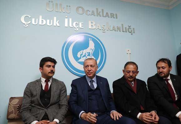 <p>Erdoğan, partisince Çubuk'ta Atatürk Parkı'nda düzenlenen mitingin  ardından Ülkü Ocakları'nın İlçe Başkanlığı'na geçti.</p>

<p> </p>
