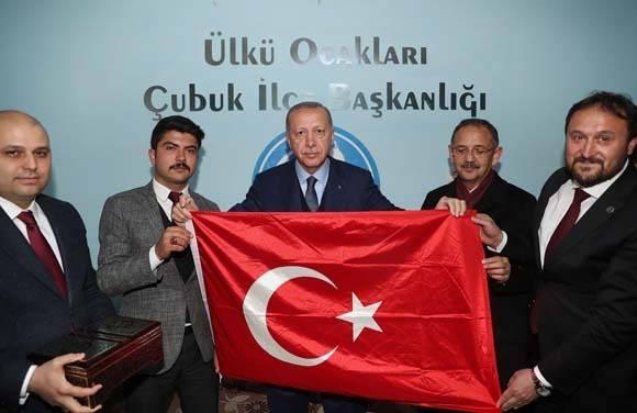 <p>Erdoğan'a burada Türk bayrağı, Kuran'ı Kerim ve tablo hediye edildi.</p>

<p> </p>
