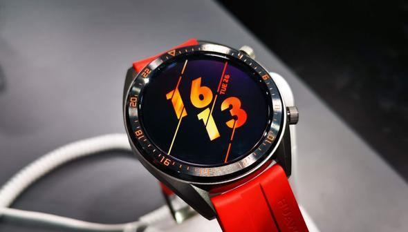 <p><em><strong>Huawei Watch GT Active & Elegant Edition: </strong></em></p>
<p>Huawei, yenilenen akıllı saatlerini de duyurdu. Huawei Watch GT Active ve Huawei Watch GT Elegant Edition adını taşıyan bu yeni saatler optik kalp atış hızı sensörü, jiroskop, ivmeölçer, barometre, ortam ışığı gibi sensörlere sahip.</p>