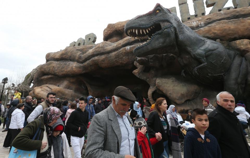 <p>Yoğun talepten dolayı bazı oyuncaklarda 5 saat sıra beklendiğine dikkati çeken Uzan, misafirlerinin yüzde 95'inin mutlu şekilde ayrıldığını aktardı.</p>
<p> </p>