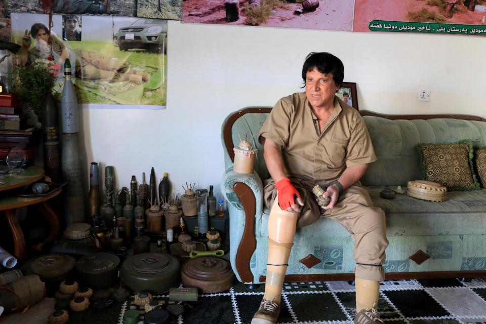 <p>Ömrünü mayınlı tarlaları temizlemeye adayan 56 yaşındaki Ali, iki bacağını kaybetmesine rağmen çalışma azmiyle bugüne dek mayınları etkisiz hale getirmek için yılmadan çalışmasına devam ediyor.</p>

<p> </p>
