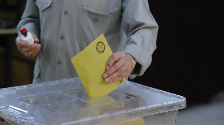 <p>- Bütünlüğü bozulacak şekilde yırtılmış veya koparılmış oy pusulaları.</p>
<p>- "Tercih" veya "evet" mührü dışında herhangi bir özel işaret, herhangi bir isim, imza kaşesi, mühür veya parmak izi basılmış oy pusulaları.</p>