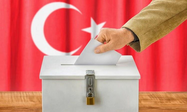 <p>- Pusulada yer alan matbu yazıların ve şekillerin dışında yazılar, harfler, sayılar yazılmış veya şekiller çizilmiş birleşik oy pusulaları.</p>
<p>YSK genelgesinde, oy pusulalarını geçersiz kılmayacak durumlar da şöyle sıralandı:</p>