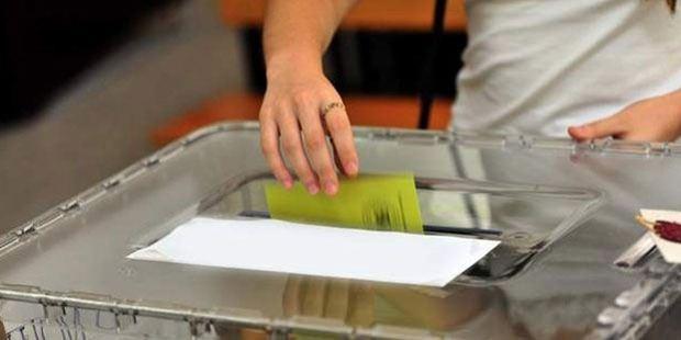 <p>- Zarfların açılması veya oyların okunması sırasında oy pusulasının yırtılması, bütünlüğü bozulmaksızın bir kısmının kazayla yırtılması.</p>