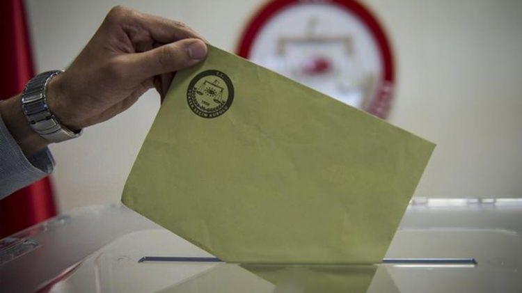 <p>- Pusulanın katlanarak zarfa konulması sebebiyle "tercih" veya "evet" mührü veya arkasına basılan sandık kurulu mühür izinin oy pusulasının diğer kısımlarına geçmesi.</p>