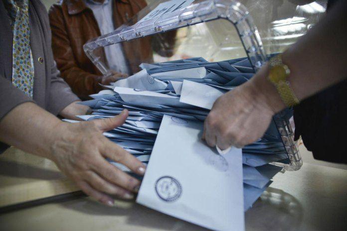 <p>- Bir siyasi parti veya bağımsız aday alanına basılan "tercih" veya "evet" mührünün alanları ayıran çizgili bölgeye taşmış olması.</p>