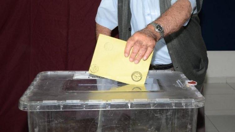 <p>- Yetkili seçim kurullarınca gönderilen ve Türkiye Cumhuriyeti Yüksek Seçim Kurulu filigranı bulunan oy pusulalarının arkasının sandık kurullarının ihmaliyle mühürlenmemiş olması.</p>