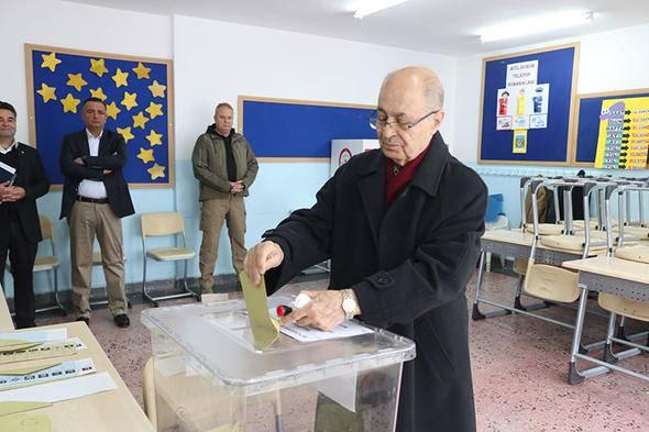 <p>10'uncu Cumhurbaşkanı Ahmet Necdet Sezer, eşi Semra Sezer ile oy kullanmak için Şahin Sevin İlkokuluna geldi. Okuldaki 1171 numaralı sandıkta oyunu kullanan Sezer ve eşi vatandaşlarla da fotoğraf çektirdi.</p>
