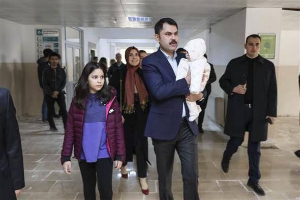 <p>Çevre ve Şehircilik Bakanı Murat Kurum, eşi Şengül Kurum, kızları 10 yaşındaki Zeynep ve 6 aylık Hatice Zehra ile Ümitköy Anadolu İmam Hatip Lisesi'ne geldi. Bakan Kurum, buradaki 4081 numaralı sandıkta oyunu kullandı.</p>
