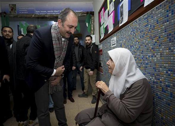 <p>Adalet Bakanı Abdulhamit Gül, 31 Mart Mahalli İdareler Genel Seçimleri için eşi İlknur ve 4 yaşındaki oğlu Ali Hamza ile Beştepe mahallesindeki Sofuoğlu İlkokulu'na geldi. Gül, oyunu 1036 nolu sandıkta kullandı. Gül, oy kullanma işlemlerinin ardından vatandaşlarla sohbet etti.</p>
