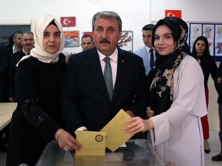 <p>Büyük Birlik Partisi (BBP) Genel Başkanı Mustafa Destici (ortada), 31 Mart Mahalli İdareler Genel Seçimleri için oy kullanmak üzere Keçiören'e bağlı Uygur Özel Eğitim İş Uygulama Merkezi'ne eşi Şükriye Destici (solda) ve kızı Özgül Hilal (sağda) ile geldi.</p>
