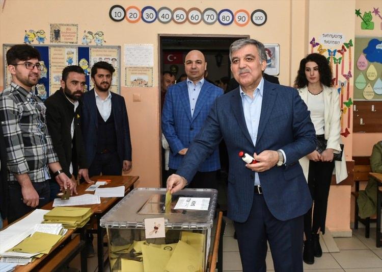 <p>11. Cumhurbaşkanı Abdullah Gül (sağ 2), 31 Mart Mahalli İdareler Genel Seçimleri için oyunu, Beykoz Çubuklu Mahallesi'ndeki Şehit İsmail Kefal İlkokulu'nda kullandı.</p>
