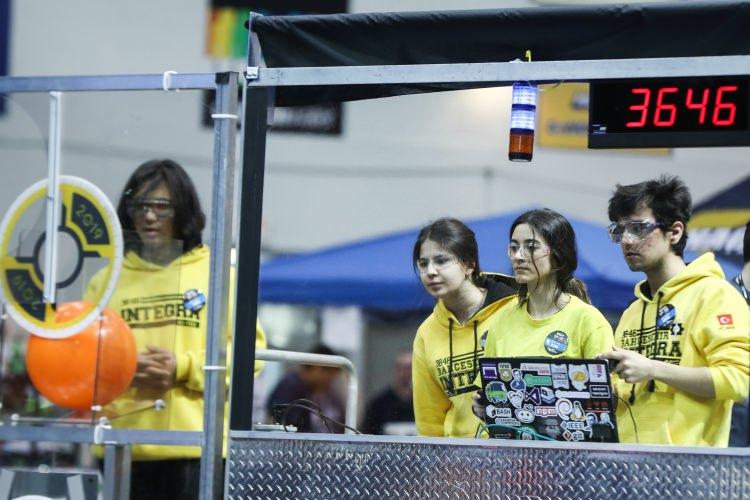 <p><strong>- Okul müdürü odasını atölye haline getirdi </strong></p>

<p>Okulun Matematik öğretmeni Tahsin Topçu da yarışmaya katılım sürecinde okul müdürü Asan'ın kendi odasını öğrencilerin çalışmasına açtığını belirterek şöyle konuştu:</p>
