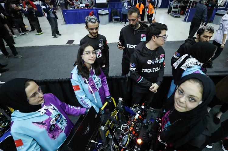 <p>Okulun Teknoloji Tasarım Öğretmeni Emrah Akdeniz ve takım kaptanı 11. sınıf öğrencisi Yasemin Hançer de yarışmada bulunmaktan gurur duyduklarını vurguladı. </p>

<p> </p>
