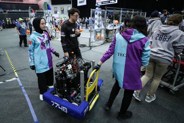 <p><strong>- "Türkiye'deki gençlere ışık olmak için buradayız"</strong></p>

<p>Adnan Menderes Anadolu Lisesi Fizik öğretmeni Ali Kemal Alemdaroğlu da okullarının ve öğrencilerin hayalini gerçekleştirmek için yarışmaya geldiklerini belirterek "Türkiye'deki her gencin bu tür yarışmalara katılarak gençliğin ve geleceğin neler olduğunu göstermeleri ve onlara ışık olmak için buradayız." diye konuştu. </p>
