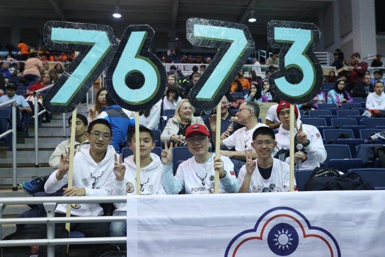 <p>Yarışmada dini ve dili farklı birçok kişi olmasına rağmen herkesin aynı ortamda çalıştığını dile getiren Alemdaroğlu, yarışma kapsamında kardeşlik halkası oluşturarak herkesi bu halkaya davet edeceklerini vurguladı. </p>

<p> </p>
