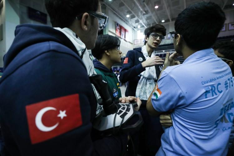 <p><strong>- "Türk takımlarının birisinin başarısı, hepimizin başarısı olacak"</strong></p>

<p>Darüşşafaka Lisesi Fizik öğretmeni Selim Çile de okullarının bu yarışmaya katılan ilk okul olduğunu ve bu yıl 10. kez Türkiye'yi temsil ettiklerini vurgulayarak "Burada olmaktan çok gururluyuz. Şu anda burada dört Türk takımı yarışıyor. Dolayısıyla birisinin başarısı, hepimizin başarısı olacak." değerlendirmesinde bulundu. </p>
