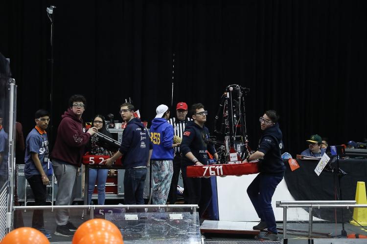 <p>Aynı lisenin takım kaptanı ve 10. sınıf öğrencisi Aysun Yılmaz da bu sene yarışmada ikinci kez yer aldıklarının altını çizerek "Burada hem kendimizi geliştiriyoruz hem de çevremize faydamız oluyor. Projelerle, başarımızla ve her şeyimizle kendimizi geliştirdiğimizi düşünüyorum. Ödülle dönemesek bile burada öğrendiğimiz şeylerle geri Türkiye'ye dönmek bizim için çok mutluluk verici bir şey." dedi. </p>

<p> </p>
