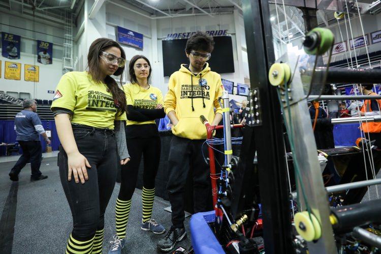 <p>Bahçeşehir Koleji Fen ve Teknoloji Lisesi 11. sınıf öğrencisi ve takım kaptanı Elif Tuncer de yarışmaya ikinci kez katıldığını kaydederek geçen yıl şampiyon olduklarını dile getirdi. </p>

<p> </p>
