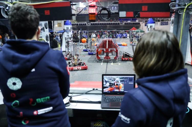 <p>Tuncer, "Önemli olan dünyanın farklı ülkelerinden gelen öğrencilerle bir arada durabilmek. Ortamı tatmak. Sonuçta hepimizi aynı hedef doğrultusunda yürümeye çalışan öğrencileriz. Bilim ve teknoloji adına projeler ve işler yapmaya çalışıyoruz." diye konuştu. </p>

<p> </p>
