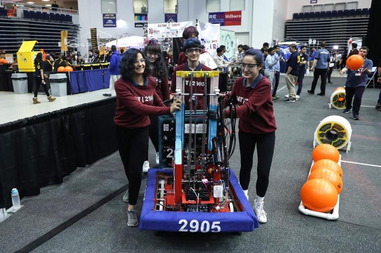 <p>Bahçeşehir Koleji Fen ve Teknoloji Lisesi 11. sınıf öğrencisi Ekin Şenvandarlı da yarışmaya katılırken amacının kızların da başarılı olabileceğini göstermek olduğunu belirterek "Kızların da robotik faaliyetlerde yer alabileceğini ve Türkiye'ye 8 bin takım arasından ilk 3'e girerek şampiyonluk ödülünü getirebileceğini göstermek istiyoruz." diye konuştu. </p>

<p> </p>
