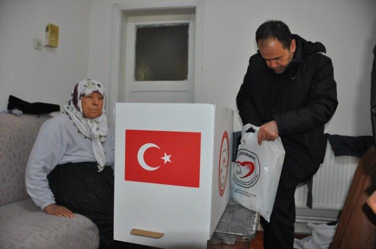 <p>31 Mart 2019 Mahalli İdareler Genel Seçimleri kapsamında Adıyaman’da hastalığı ve engeli sebebiyle yatağa bağımlı olduğu tespit edilen 92 seçmen, "seyyar sandık" ile oy kullanıyor.</p>
