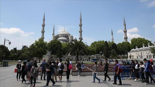 <p>İstanbul’a bu yılın ilk iki ayında gelen turist sıralaması geçtiğimiz yılın aynı dönemine göre değişti. Kültür ve Turizm Bakanlığı’nın verilerine göre İstanbul’a bu yılın ilk iki ayında gelen turist sayısı 1 milyon 903 bin 657 oldu. Ocak ayında 918 bin 944, Şubat ayında ise 984 bin 693 yabancı kente geldi. İstanbul’a gelen yabancılar listesinin ilk sırası da değişti.</p>

<p><strong>İSTANBUL’A OCAK-ŞUBAT DÖNEMİNDE GELEN YABANCILAR</strong></p>
