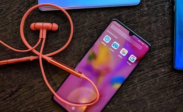 <p>Kulaklığın dikkat çekici özelliklerinden biri ise Type-C girişi bulunması. Huawei FreeLace, yalnızca bir kulaklık tarafı çıkarıldığında görülen Type-C girişi ile başka bir telefonun girişine takılarak şarj olabiliyor.</p>
<p> </p>