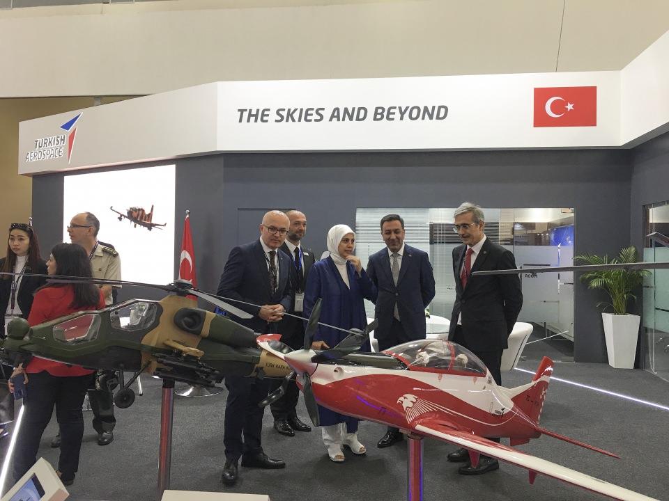 <p>Malezya'ya savunma ve havacılık sanayisi son 3 yılda 162 milyon dolarlık ihracat gerçekleştirdi. Gelecek dönemde kara, hava, deniz platformlarında yeni ihracat başarılarına imza atılması hedefleniyor.</p>
