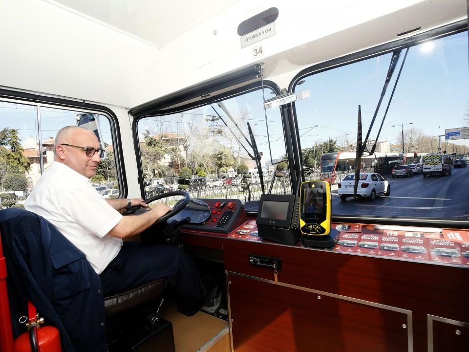<p>Yolcu Ahmet Işık ise güzel havada kendini evden dışarıya atarak gezmeye çıktığını ifade etti. </p>

<p>Durakta beklerken bir anda otobüsü gördüğünü dile getiren Işık, ''Otobüsü görünce epey bir geriye gittim. Öyle bir gittim ki nostaljik durum oldu bende. Hatırlıyorum eski otobüsler de böyleydi. Çok duygulandım, çok güzel oldu gerçekten. Müzik eşliğinde seyahat ediyoruz. Otobüse bineceğim yoktu ama görünce binmek istedim. Güzel tesadüf oldu.'' değerlendirmesinde bulundu. </p>

<p> </p>

