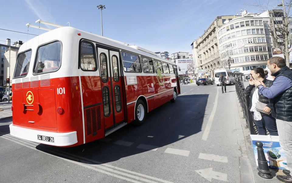 <p>Tosun'u İstanbul sokaklarında gören vatandaşlar ise büyük bir şaşkınlık yaşıyor. Kimi yolcular güzergahı olmamasına rağmen araca binerek eski günleri yad ediyor. Bazı vatandaşlar da sokaktan geçen Tosun'un fotoğrafını çekiyor. </p>

<p> </p>
