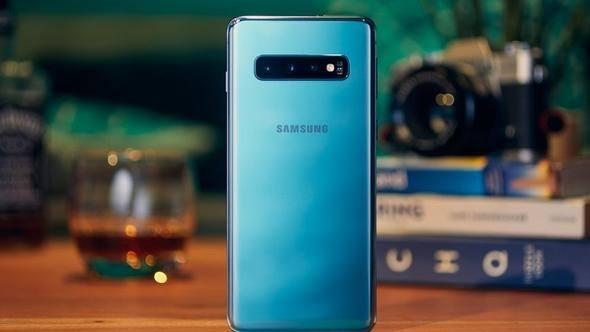 <p><strong>Samsung Galaxy S10 Plus: </strong></p>

<p>Galaxy S10 Plus’ın 12 GB RAM ve 1 TB dahili depolamaya sahip özel versiyonu bulunuyor. Standart model ise 8 GB RAM ile gelirken tercihe göre 128 GB / 512 GB depolama alanına sahip. (AnTuTu puanı: 359987)</p>
