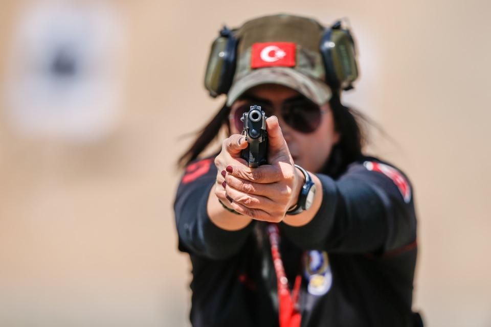 <p>Kalpleri vatan sevgisiyle dolu polisler, gözleri kapalı, hareket halinde, sağa, sola dönerek hedefleri hiç sektirmeden on ikiden vuruyor, senaryo gereği hedefteki zanlı fotoğrafını vurup rehineyi kurtarıyor, dönen rüzgar gülündeki hedefleri art arda atışlarla indirmeyi başarıyorlar.</p>
<p> </p>
