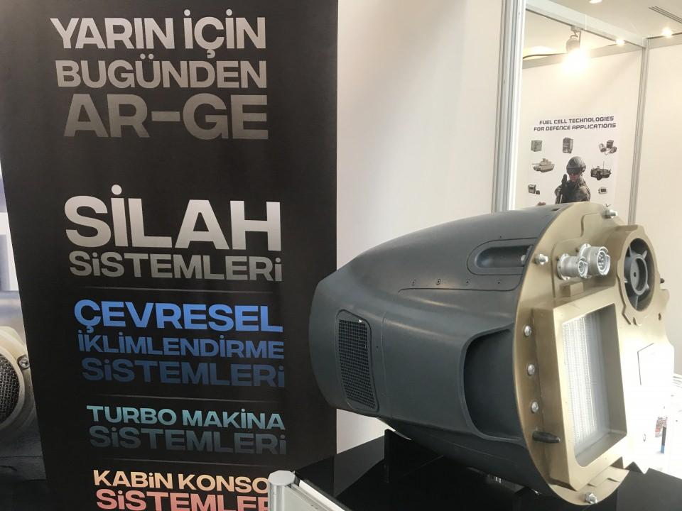 <p>İleri mühendislik çözümleriyle savunma sanayisinde faaliyet gösteren ANOVA ArGe Teknolojileri AŞ, yurt dışından temin edilen bu alt sistemi ASELSAN ile yapılan anlaşma çerçevesinde şirketin teknik ihtiyaçlarına uygun olarak yerlileştirdi.<br />
 </p>

<p>Tamamen özgün bir tasarıma imza atan ANOVA, soğutma çeviriminin alt komponentleri dahil elektroniğini, yazılımını, termal tasarımını ve mekanik tasarımını gerçekleştirdi.<br />
 </p>

<p>Ortaya konulan ürün, sürükleme katsayısının çok düşüklüğü, daha düşük güç tüketimine sahip olması gibi üstünlüklere sahip bulunuyor.</p>
