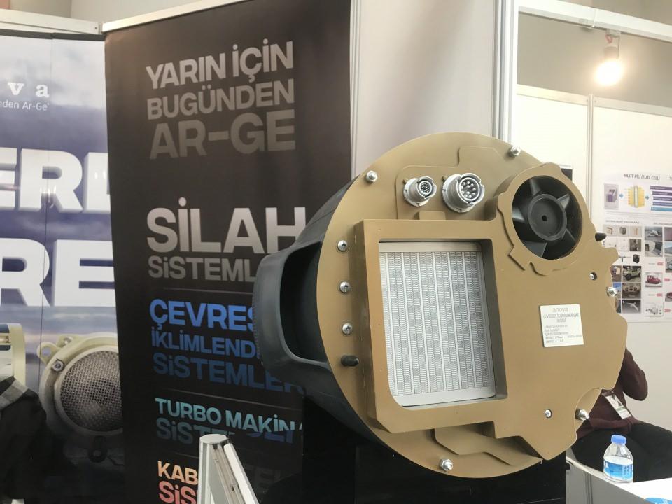 <p><span style="color:#FFD700"><strong>ASELSAN teknik beklentilerine uygun tasarım</strong></span></p>
<p>ASELPOD'a yurt içinde ve dışında talep artarken, Türk savunma sanayisinde faaliyet gösteren firmaların kabiliyetleri doğrultusunda ürünün yerlilik oranının artırılmasına yönelik çalışmalar yürütülüyor.<br />
</p>
<p>Podun görevini en iyi şekilde yapabilmesi için içindeki aviyonikler ve optiklerin farklı uçuş koşullarında dış ortam sıcaklığına göre ısıtılması ya da soğutulması gerekiyor. Podun arka kısmında bulunan çevresel iklimlendirme birimi bu işlevi yerine getiriyor.</p>