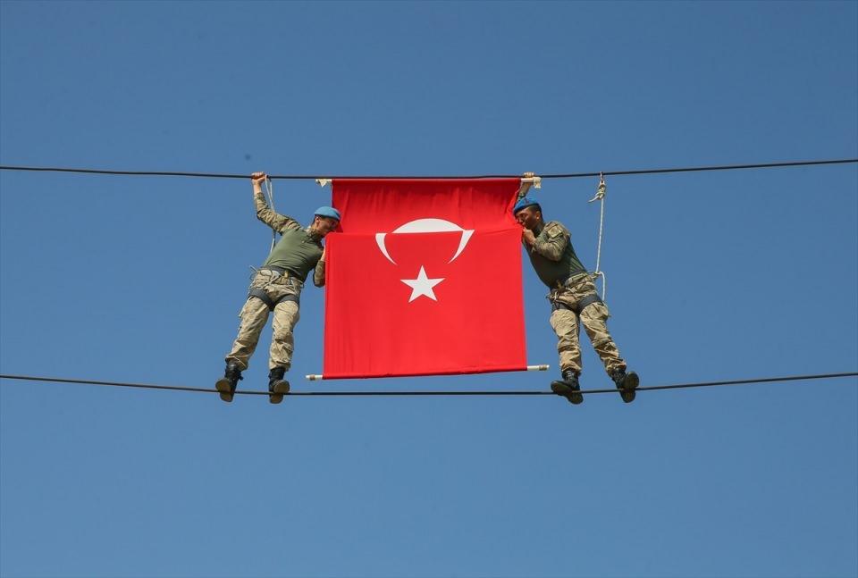 <p>Birlik ve beraberlik içinde, 'Anadolu'da aynı güneşin altında yaşayan herkes birinci sınıf vatandaşımızdır' anlayışıyla, 'halkımıza hizmetin hakka hizmet' bilincinde olarak, birleştirici ve kucaklayıcı olarak vatandaşımızın yanında yer alıyoruz. </p>