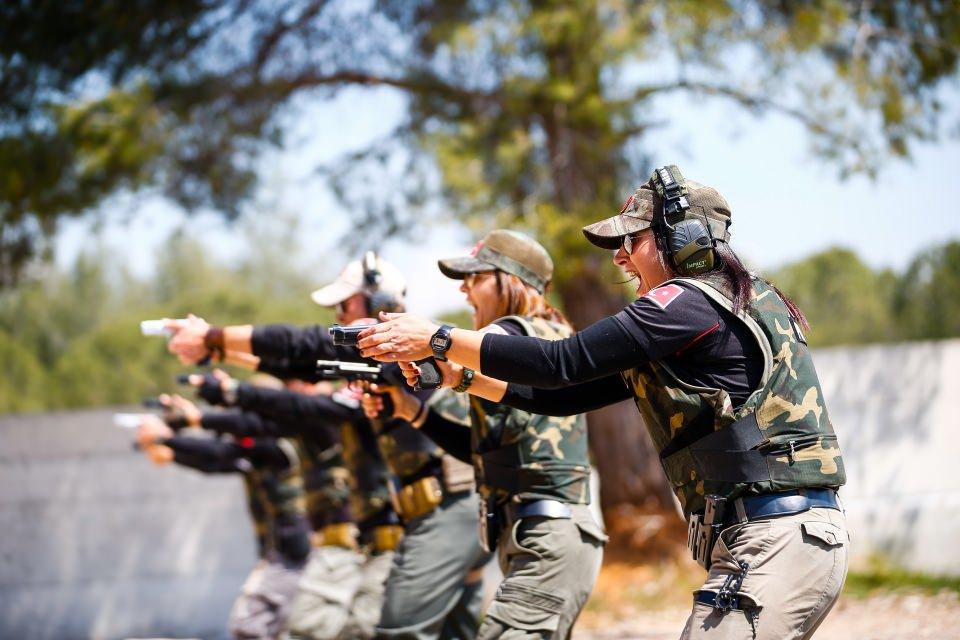 <p>Çevik kalabilmek için spora ve beslenmelerine özen gösterdiklerini anlatan Aydın, polis teşkilatının mensubu olmaktan gurur duyduğunu belirtti. Tayinle Doğu ve Güneydoğu Anadolu bölgelerine giden meslektaşlarının zaman zaman terörle mücadelede yer aldığını vurgulayan Aydın, "Arayıp bize teşekkür ediyorlar. Sürekli tebrik ve teşekkürlerini alıyoruz." dedi.</p>

<p>Teşkilatta sekiz yıl önce özel harekat polisi olarak başlayan Şahin Doğru da vatanına, bayrağına aşık, mesleğine sevdalı olduğunu, atalarının mirası silahı en iyi şekilde kullandıklarını söyledi.<br />
<br />
Ekrem Çayır da poligonda üç yıldır eğitim verdiğini, silahla hızlı ve güvenli şekilde taktik atış yapmanın önemli olduğunu kaydetti.</p>

<p> </p>
