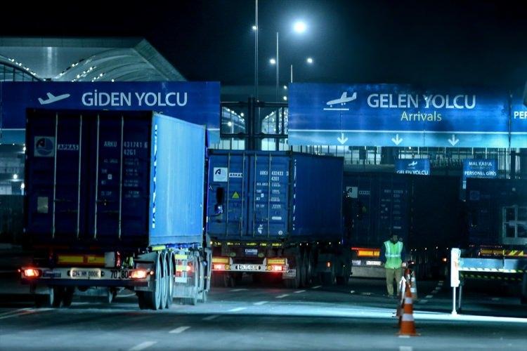 <p>Bu kapsamda, bugün 22.00'den yarın 23.59'a kadar Yeşilyurt havuzlu  kavşaktan başlayarak, Atatürk Havalimanı Caddesi, Mahmutbey Yeşilköy bağlantı  yolu (Basın Ekspres Caddesi), O-7 Kuzey Çevre Otoyolu, O-6 Kuzey Marmara  Otoyolu'ndan (Yavuz Sultan Selim Köprüsü dahil) İstanbul Havalimanı girişine  kadar olan yolu kullanacak sürücülerin alternatif güzergahları tercih etmeleri  gerekiyor.</p>
