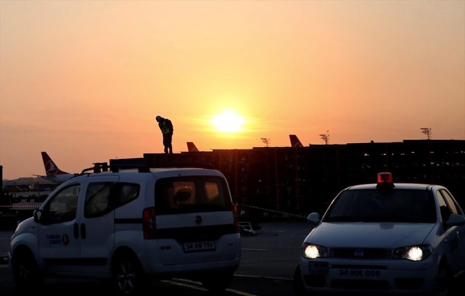 <p>Toplamda 45 saatte tamamlanacak şekilde planlanan devasa taşınma operasyonu çerçevesinde alınan tedbirler kapsamında dün akşam 22:00 itibarıyla bazı yollar, belirli süreliğine trafiğe kapatılmıştı. </p>
<p> </p>