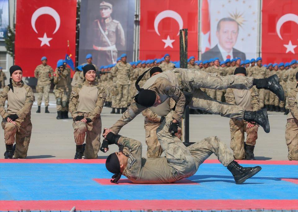 <p>Ebubekir Sıddık Çay da oğlunun töreninde duygulandığını dile getirerek, "Allah herkesin çocuklarına da böyle mutluluklar nasip etsin. Vatanımız, milletimiz için büyüttük çocuklarımızı. Bayrağımız için yaşıyoruz. Feda olsun." dedi.</p>

