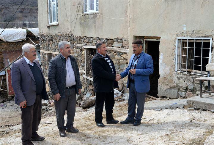 <div>Köy sakinlerinden Rasim Aydın ise eskiden köyün büyüklerinin muhtarları belirlediğini anlatarak Seçimlerde huzursuzluk olmasın diye 5 yılda bir ailelerde belirlenen kişileri sırasıyla muhtarlığa seçiyoruz. Huzurumuz bozulmasın diye bu sisteme devam ediyoruz. dedi.</div>
<div> </div>